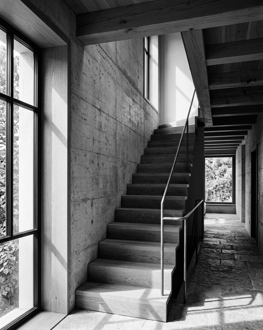 Architektonischer Wohnraum mit Tageslicht und natürlichen Materialien — Wertschöpfung aus Bestehendem